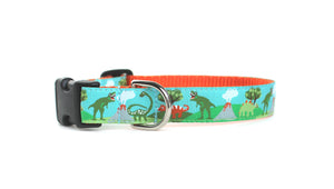 Side view of the Dinosaur Dog Collar, displaying the pattern repeating along the collar